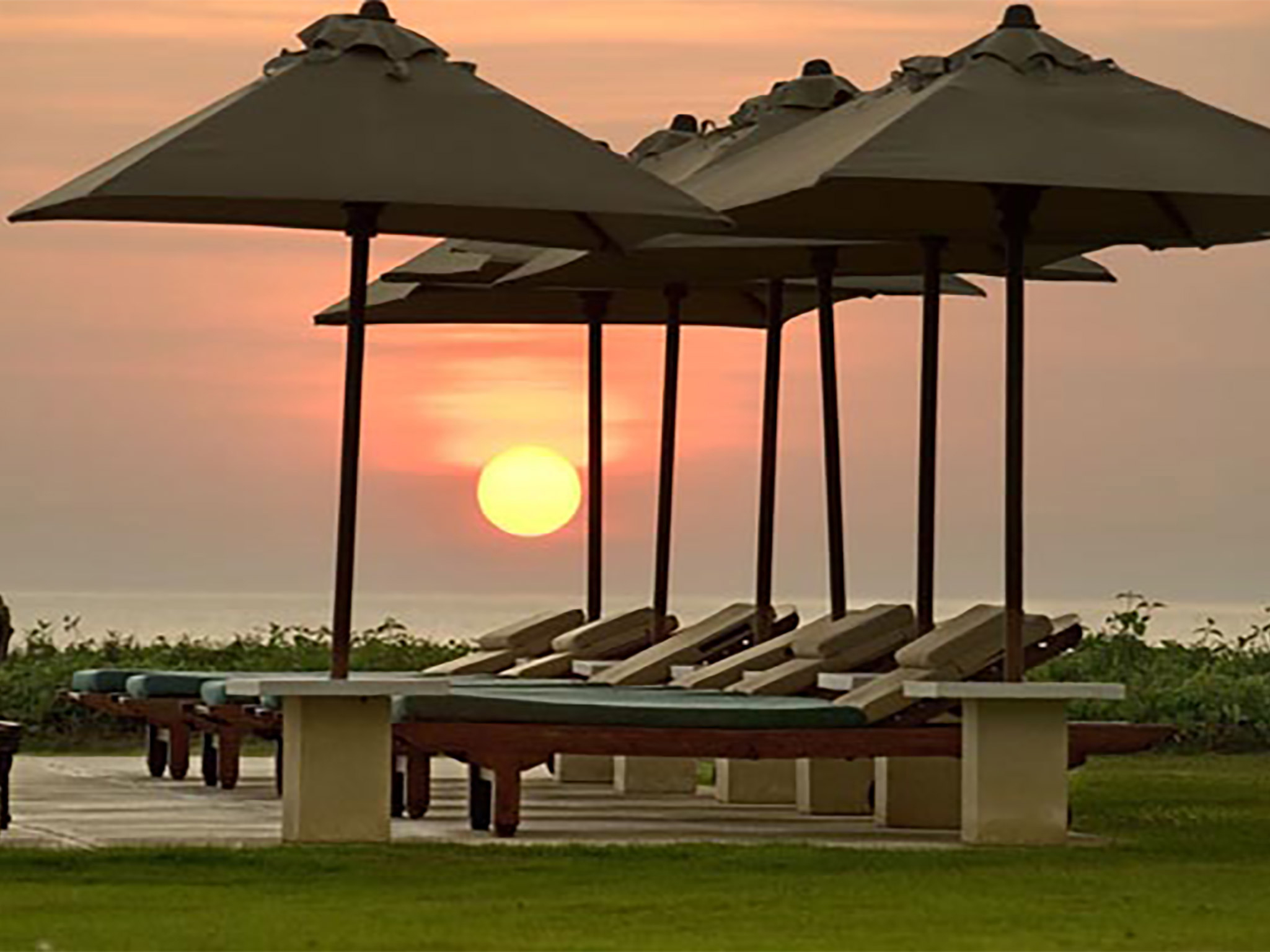 Atas Ombak -  Sunset and umbrellas - Villa Atas Ombak, Seminyak, Bali